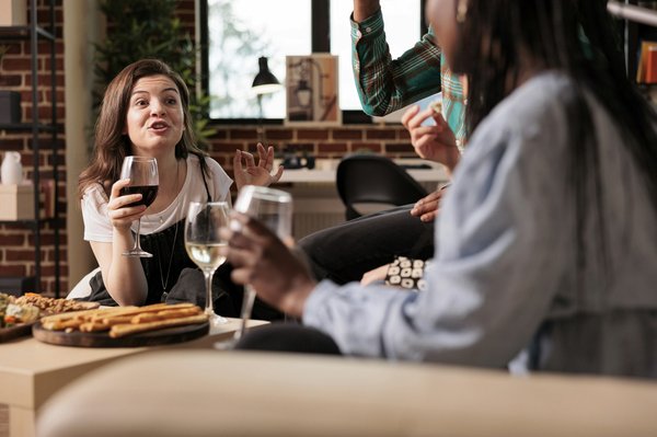Peut-on trouver une location de vacances en Laponie avec des excursions en motoneige et des ateliers de pêche sur glace?